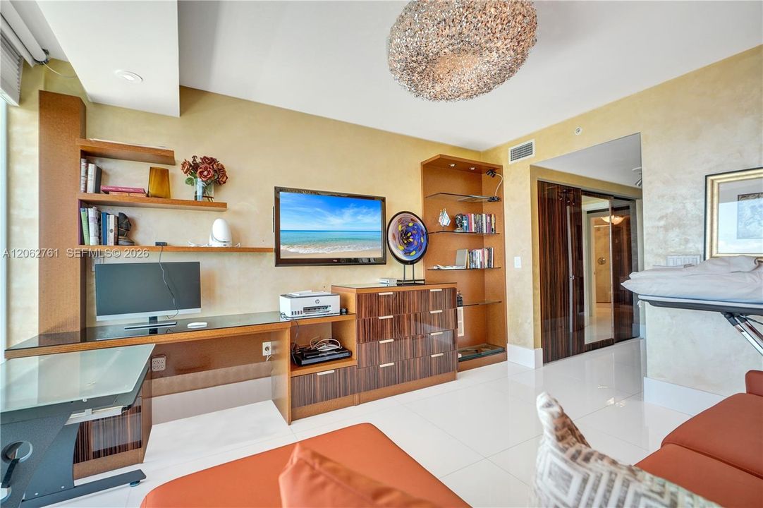 Second bedroom.