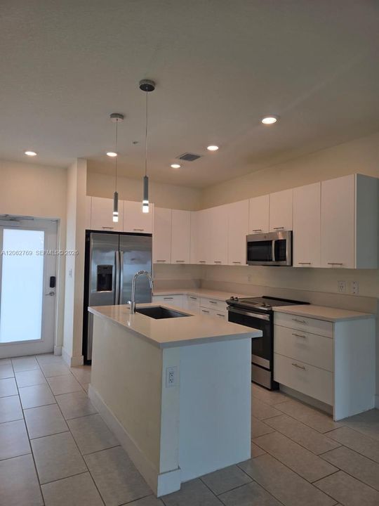 For Rent: $3,600 (3 beds, 2 baths, 1124 Square Feet)