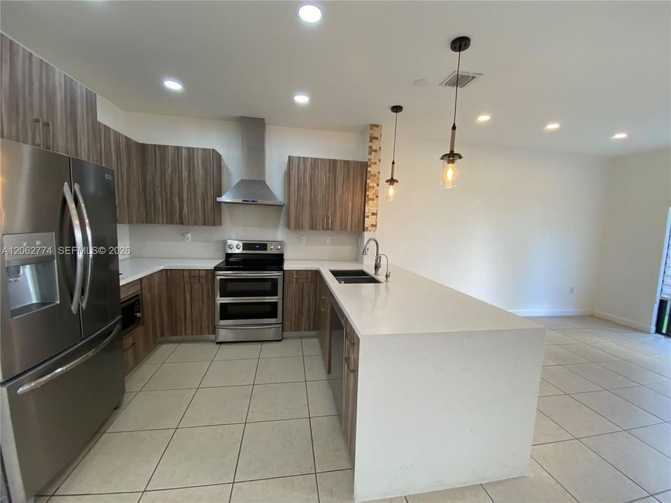 В аренду: $2,599 (3 спален, 3 ванн, 1628 Квадратных фут)