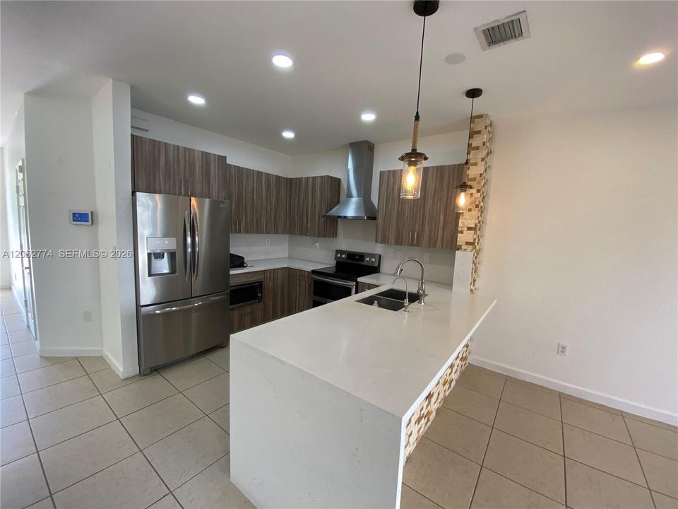 В аренду: $2,599 (3 спален, 3 ванн, 1628 Квадратных фут)