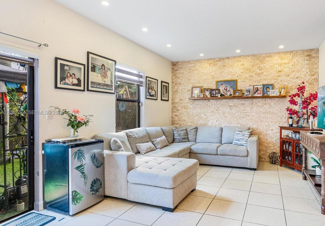В аренду: $2,599 (3 спален, 3 ванн, 1628 Квадратных фут)
