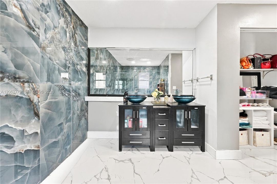 En Venta: $825,000 (4 camas, 2 baños, 2702 Pies cuadrados)