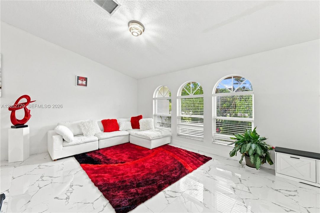 En Venta: $825,000 (4 camas, 2 baños, 2702 Pies cuadrados)