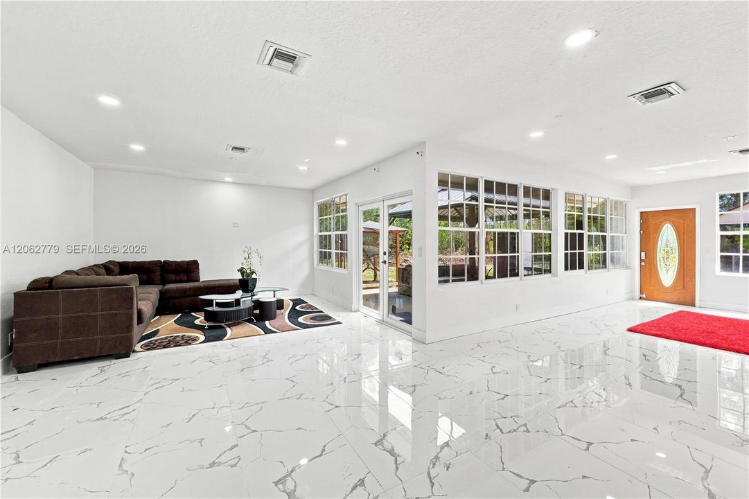En Venta: $825,000 (4 camas, 2 baños, 2702 Pies cuadrados)