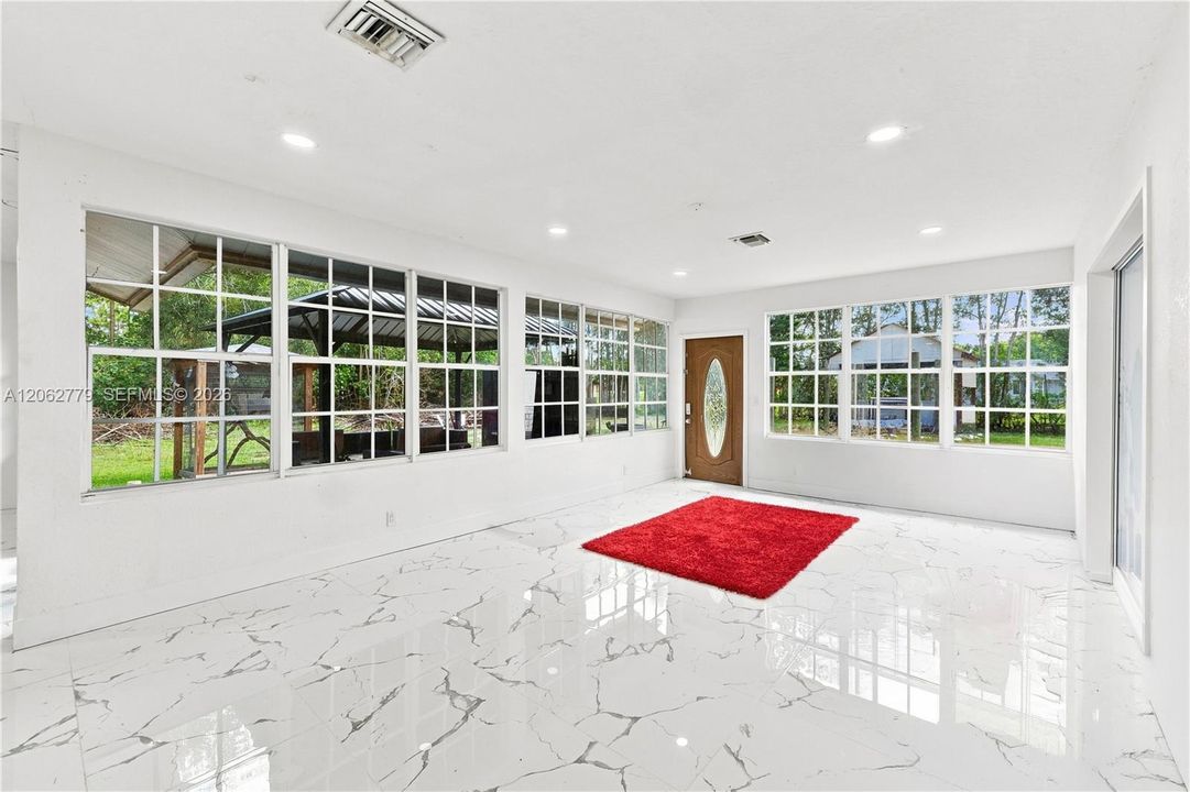 En Venta: $825,000 (4 camas, 2 baños, 2702 Pies cuadrados)