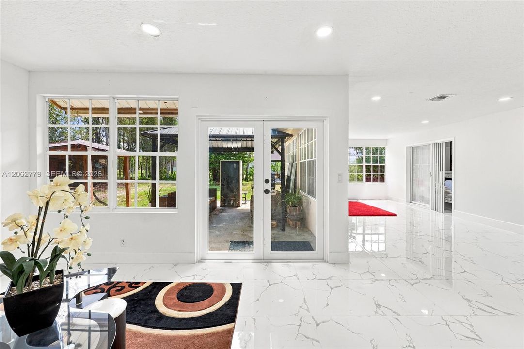 En Venta: $825,000 (4 camas, 2 baños, 2702 Pies cuadrados)