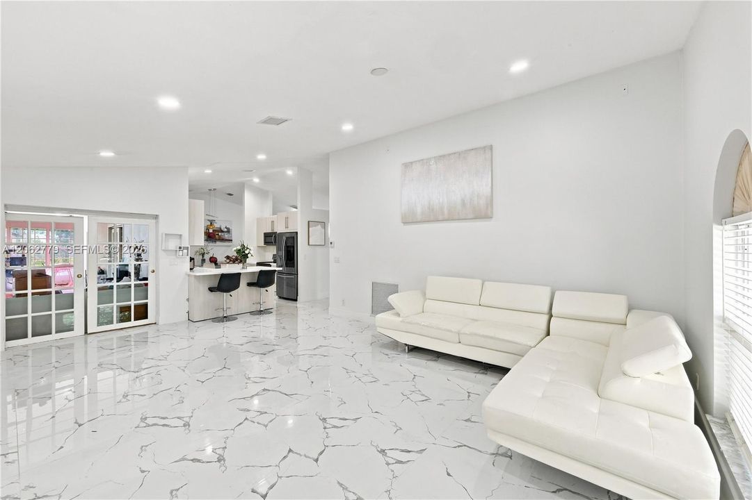 En Venta: $825,000 (4 camas, 2 baños, 2702 Pies cuadrados)
