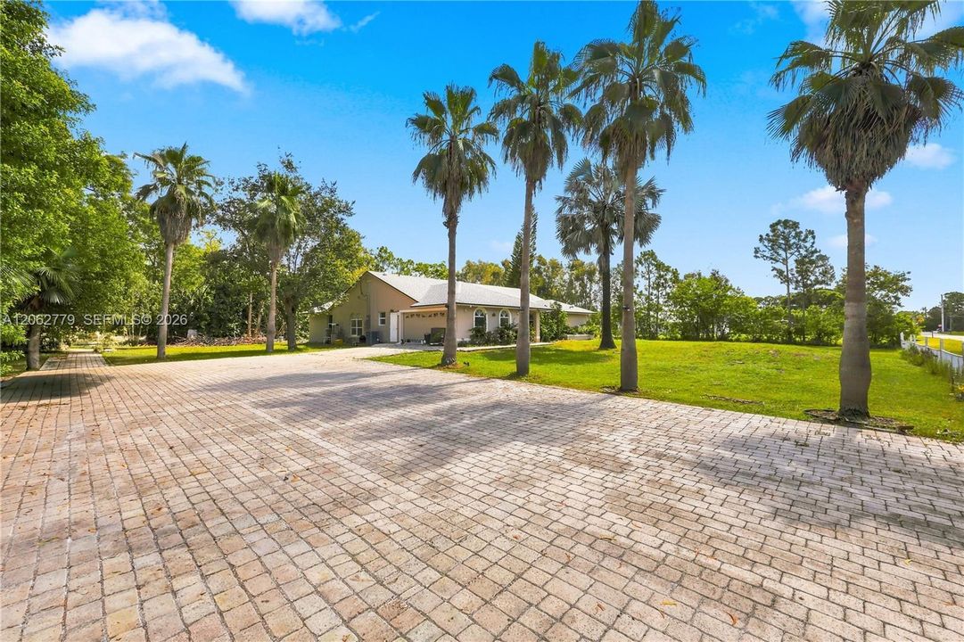 En Venta: $825,000 (4 camas, 2 baños, 2702 Pies cuadrados)