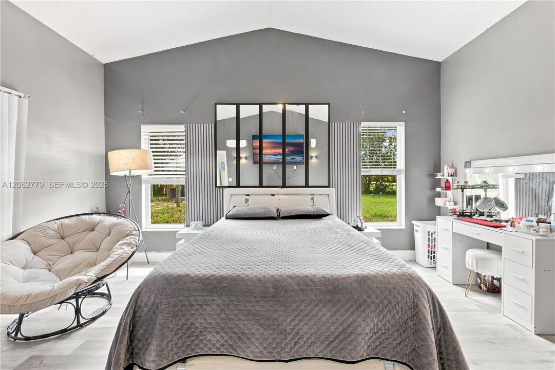 En Venta: $825,000 (4 camas, 2 baños, 2702 Pies cuadrados)