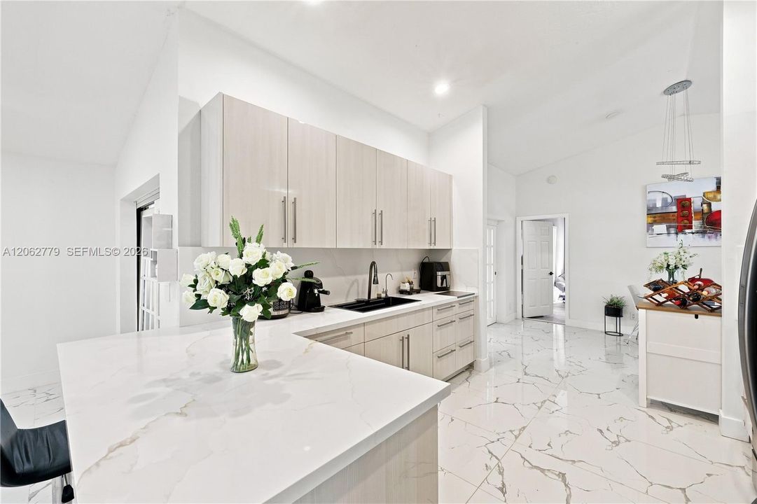 En Venta: $825,000 (4 camas, 2 baños, 2702 Pies cuadrados)