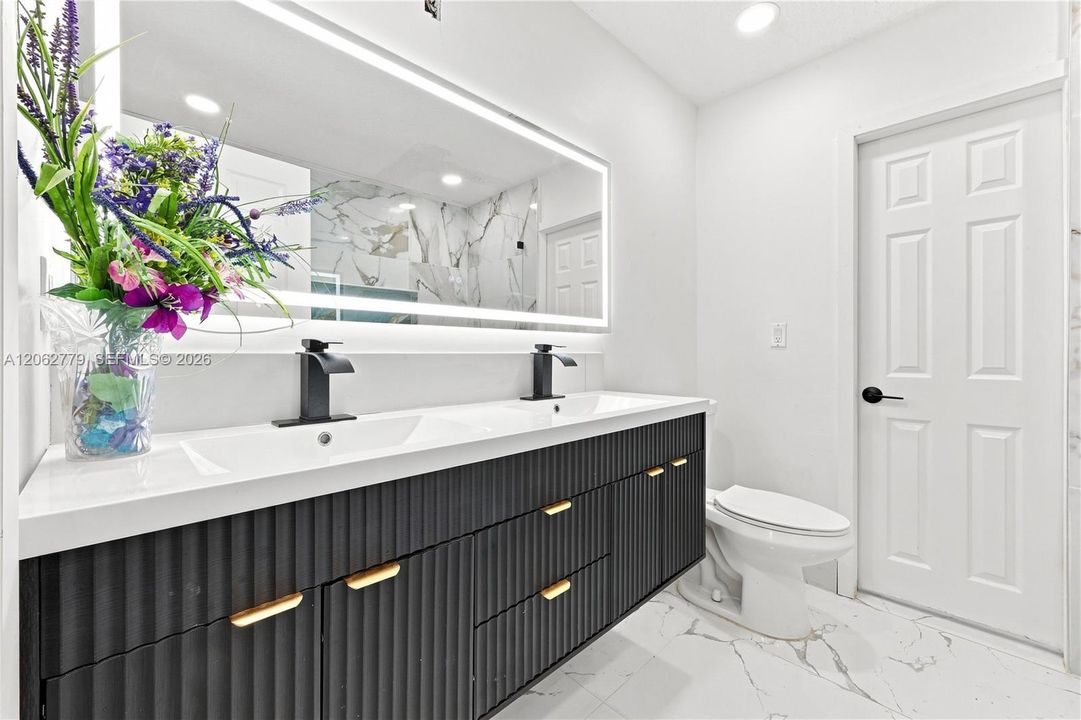 En Venta: $825,000 (4 camas, 2 baños, 2702 Pies cuadrados)