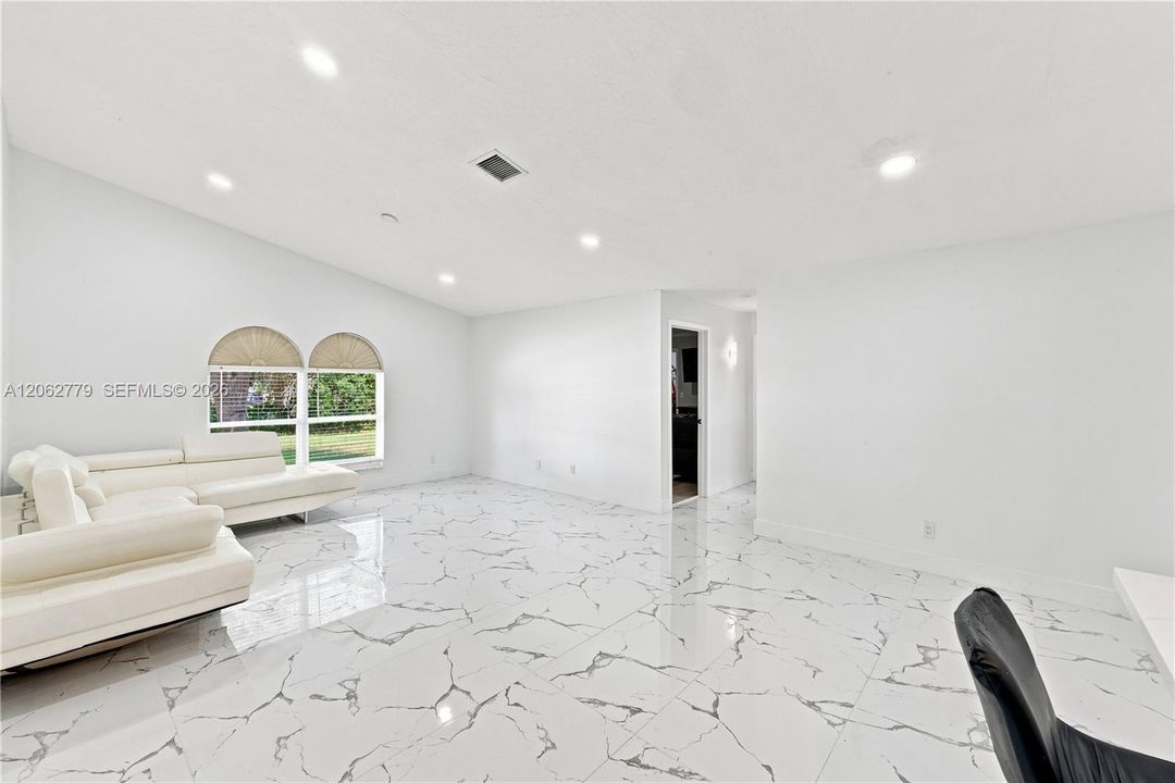 En Venta: $825,000 (4 camas, 2 baños, 2702 Pies cuadrados)