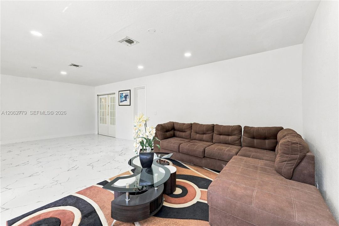 En Venta: $825,000 (4 camas, 2 baños, 2702 Pies cuadrados)