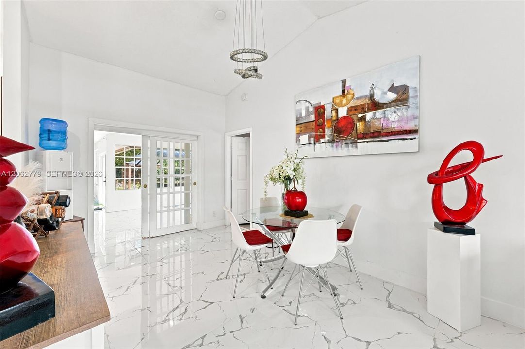 En Venta: $825,000 (4 camas, 2 baños, 2702 Pies cuadrados)