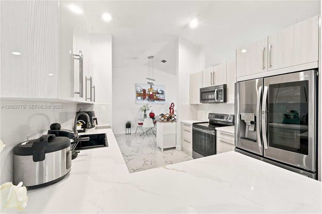En Venta: $825,000 (4 camas, 2 baños, 2702 Pies cuadrados)