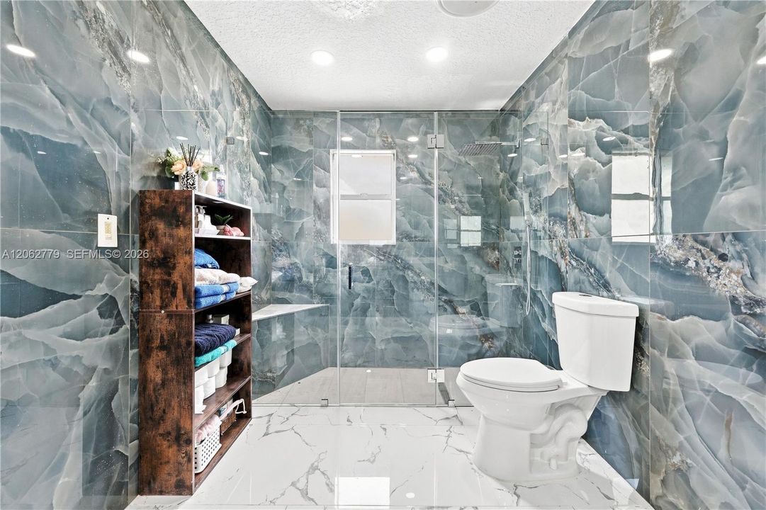 En Venta: $825,000 (4 camas, 2 baños, 2702 Pies cuadrados)