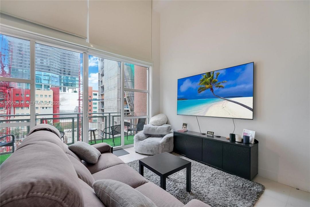 For Rent: $2,900 (1 beds, 2 baths, 978 Square Feet)