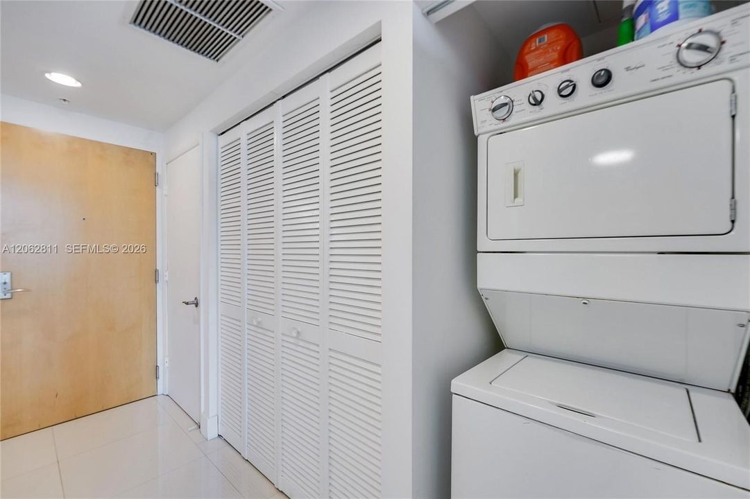 For Rent: $2,900 (1 beds, 2 baths, 978 Square Feet)