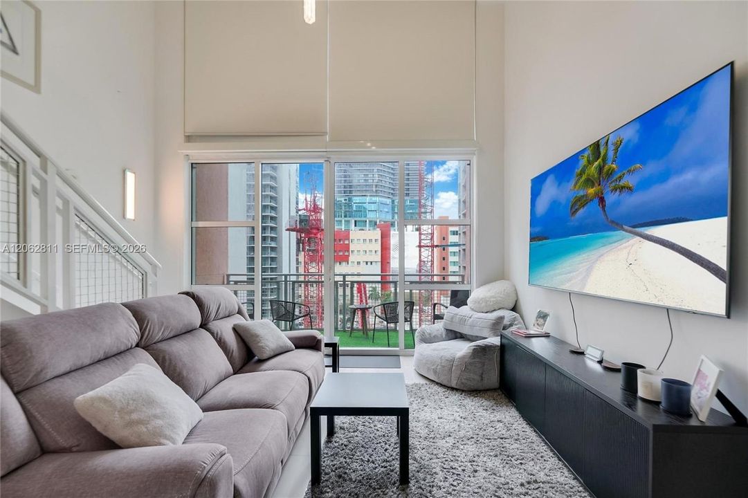 For Rent: $2,900 (1 beds, 2 baths, 978 Square Feet)
