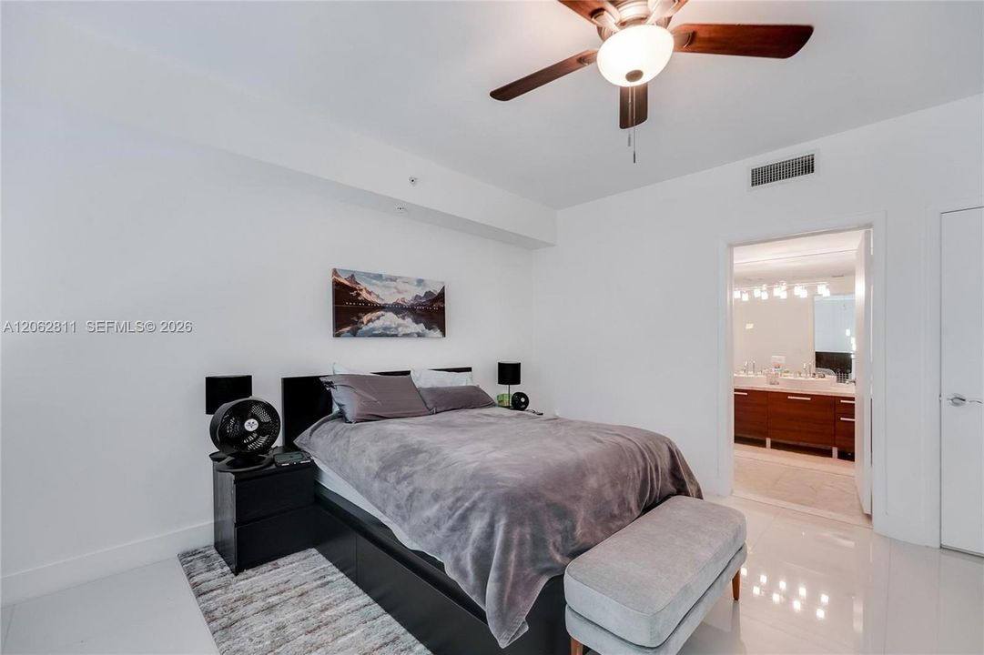 For Rent: $2,900 (1 beds, 2 baths, 978 Square Feet)