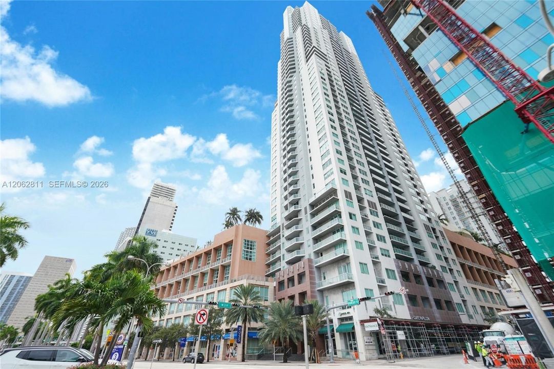 For Rent: $2,900 (1 beds, 2 baths, 978 Square Feet)