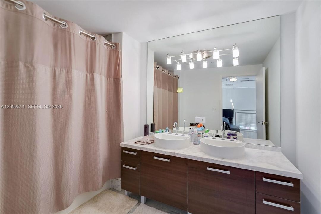 For Rent: $2,900 (1 beds, 2 baths, 978 Square Feet)