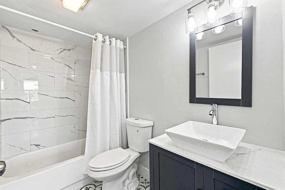 Guest Bathroom w/Tub & Shower Combo