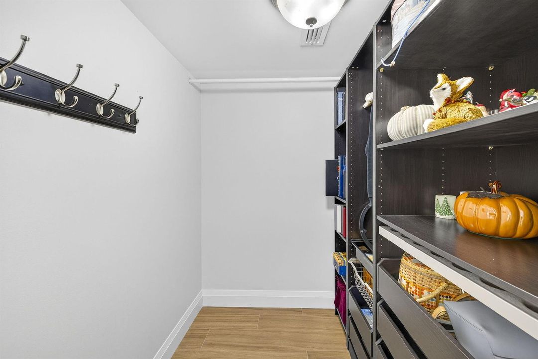 2nd bed closet