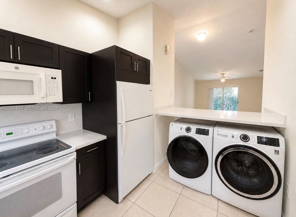 В аренду: $2,200 (2 спален, 2 ванн, 950 Квадратных фут)