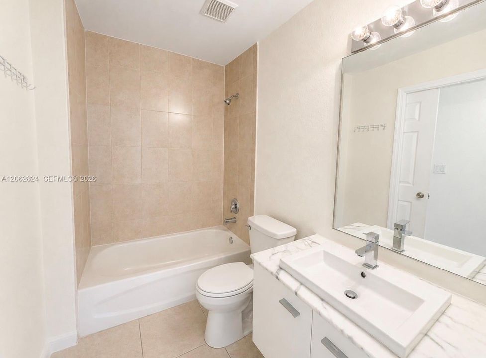 В аренду: $2,200 (2 спален, 2 ванн, 950 Квадратных фут)