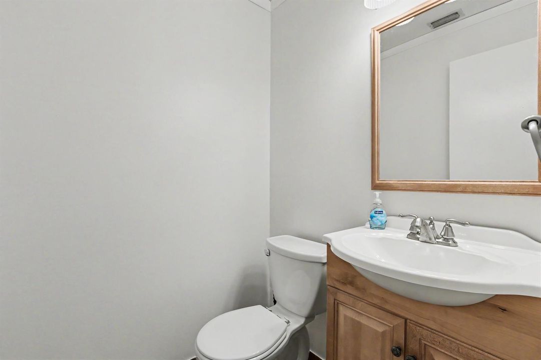 Downstairs 1/2 bathroom