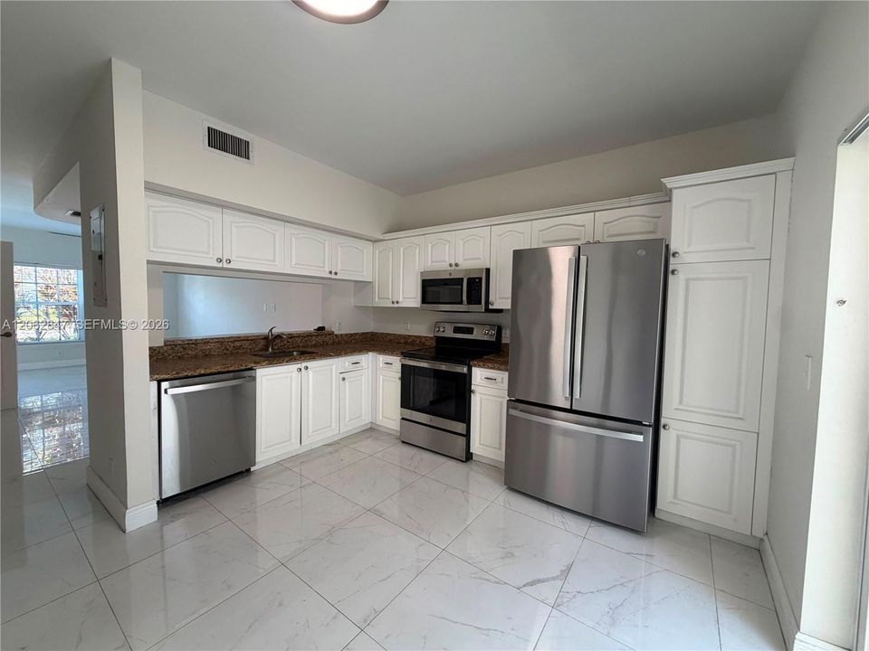 For Rent: $2,350 (2 beds, 1 baths, 1050 Square Feet)