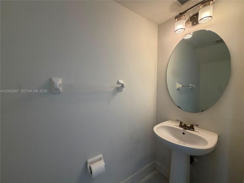 For Rent: $2,350 (2 beds, 1 baths, 1050 Square Feet)