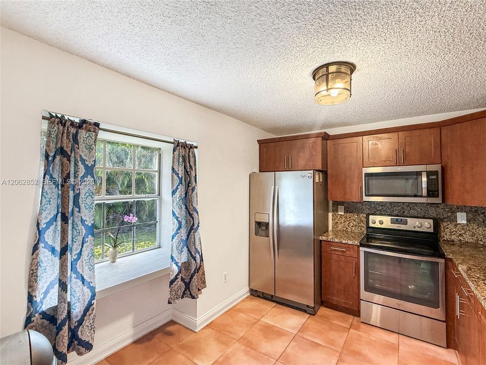 В аренду: $2,300 (2 спален, 1 ванн, 738 Квадратных фут)