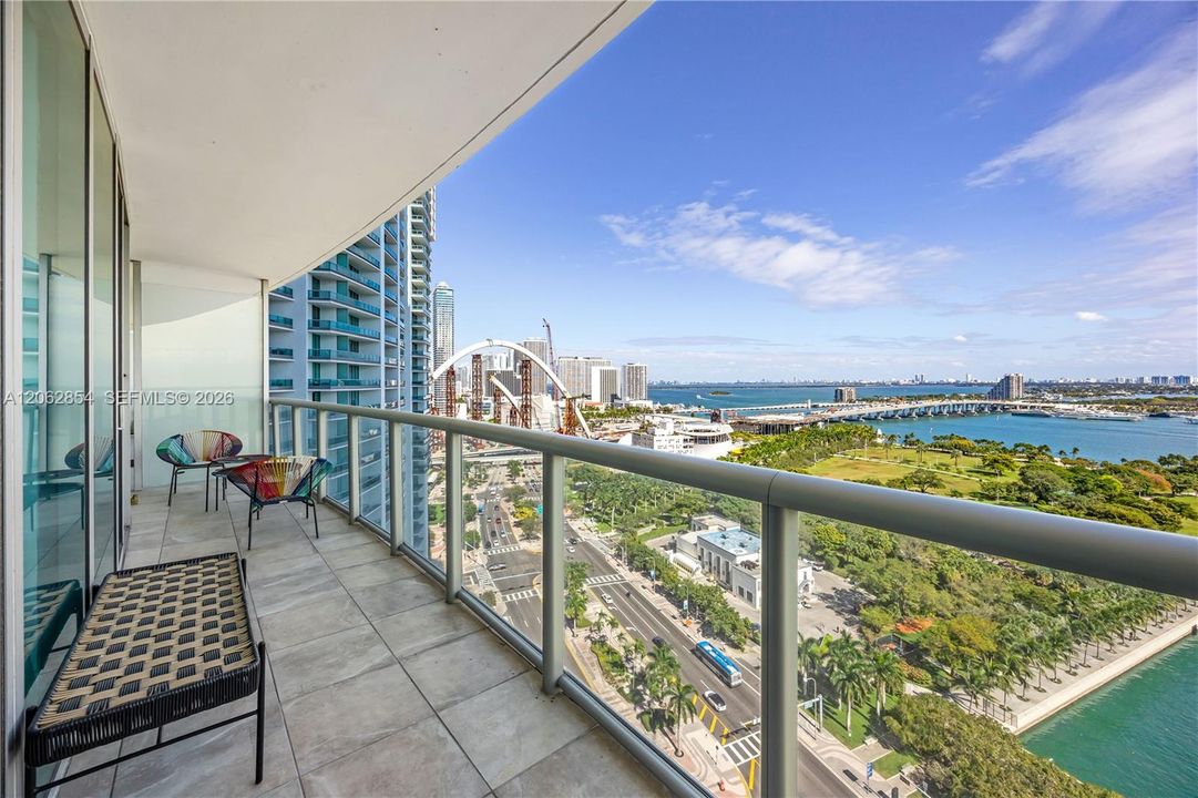 For Sale: $850,000 (2 beds, 2 baths, 1323 Square Feet)