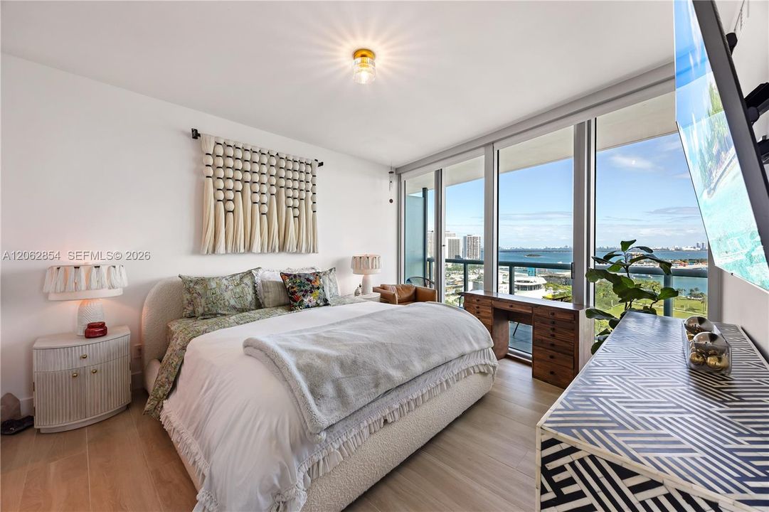 For Sale: $850,000 (2 beds, 2 baths, 1323 Square Feet)
