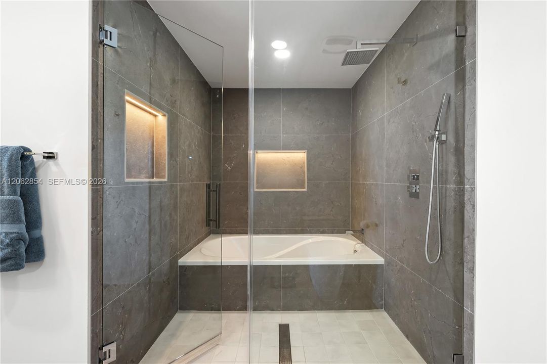 For Sale: $850,000 (2 beds, 2 baths, 1323 Square Feet)