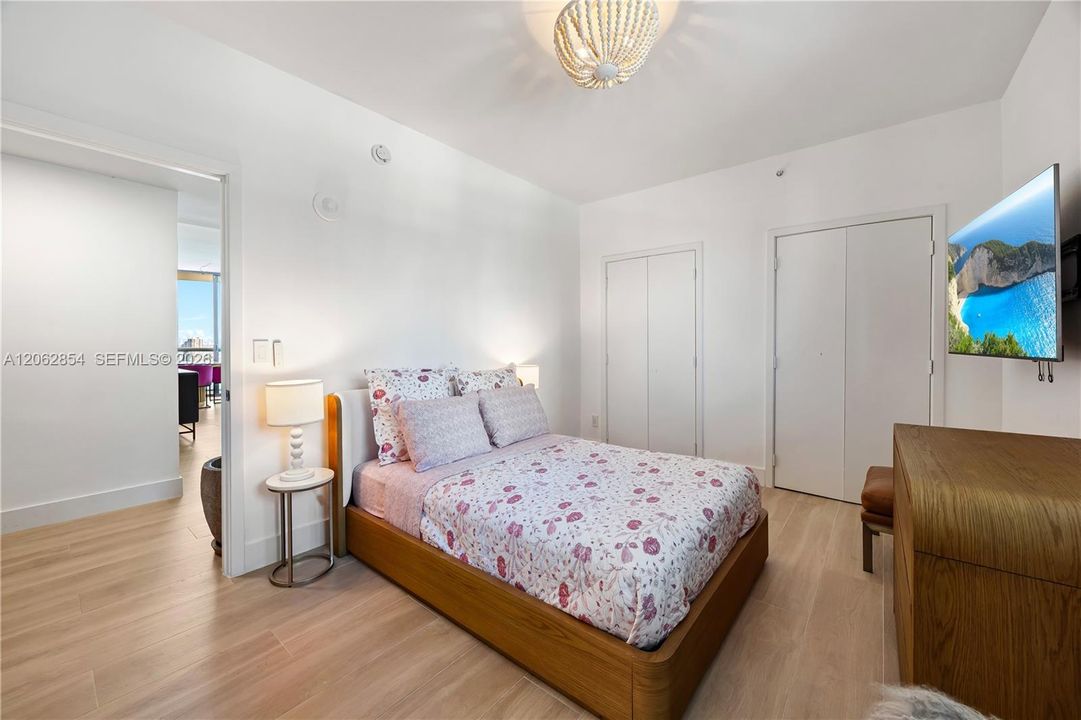 For Sale: $850,000 (2 beds, 2 baths, 1323 Square Feet)