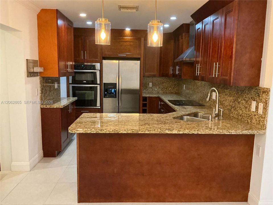 Activo con contrato: $3,500 (4 camas, 3 baños, 1825 Pies cuadrados)
