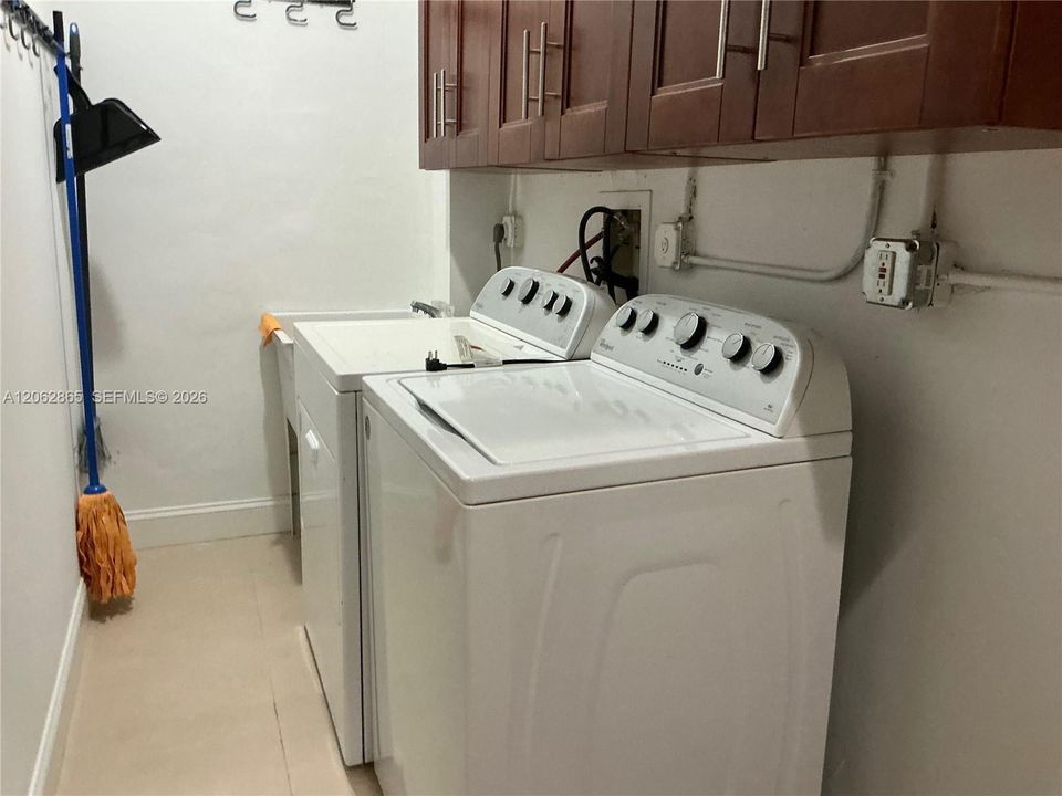 Activo con contrato: $3,500 (4 camas, 3 baños, 1825 Pies cuadrados)