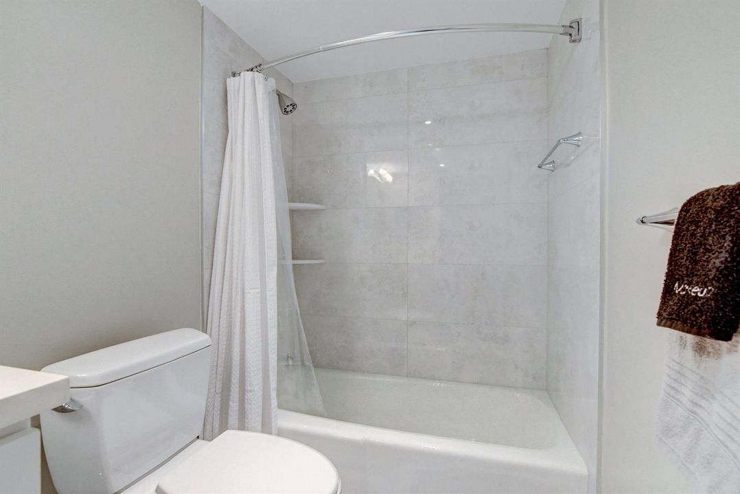 Guest Shower Tub