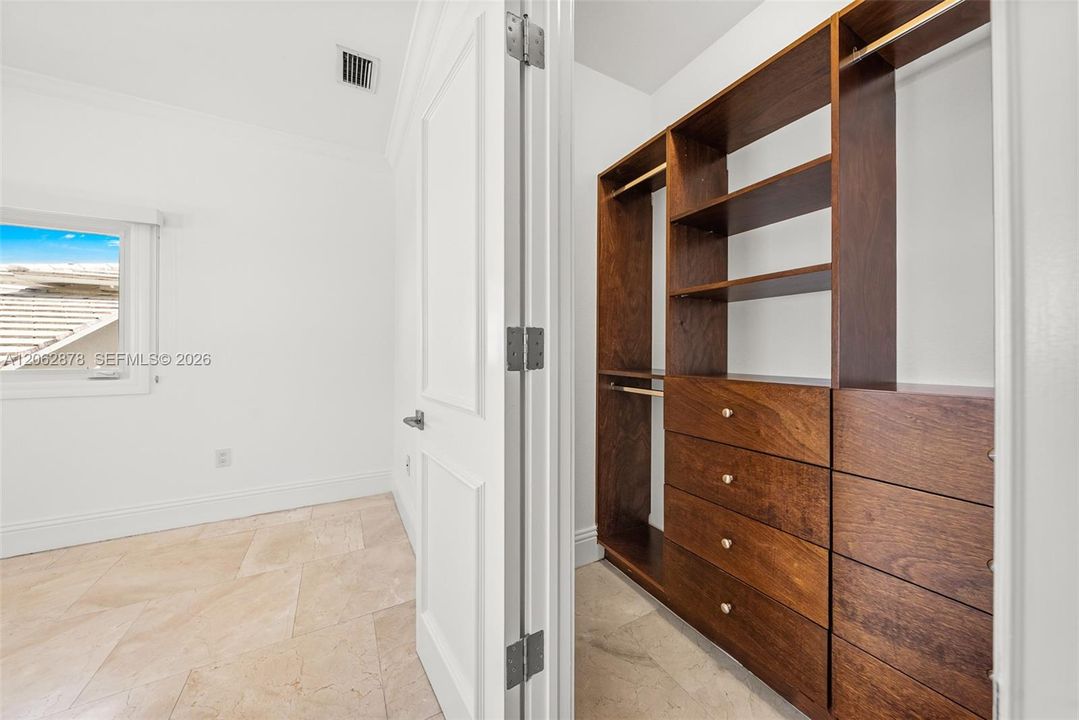В аренду: $27,000 (6 спален, 6 ванн, 4007 Квадратных фут)