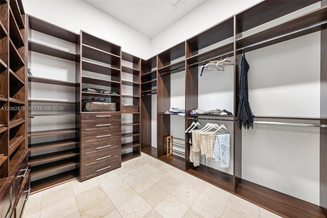 В аренду: $27,000 (6 спален, 6 ванн, 4007 Квадратных фут)