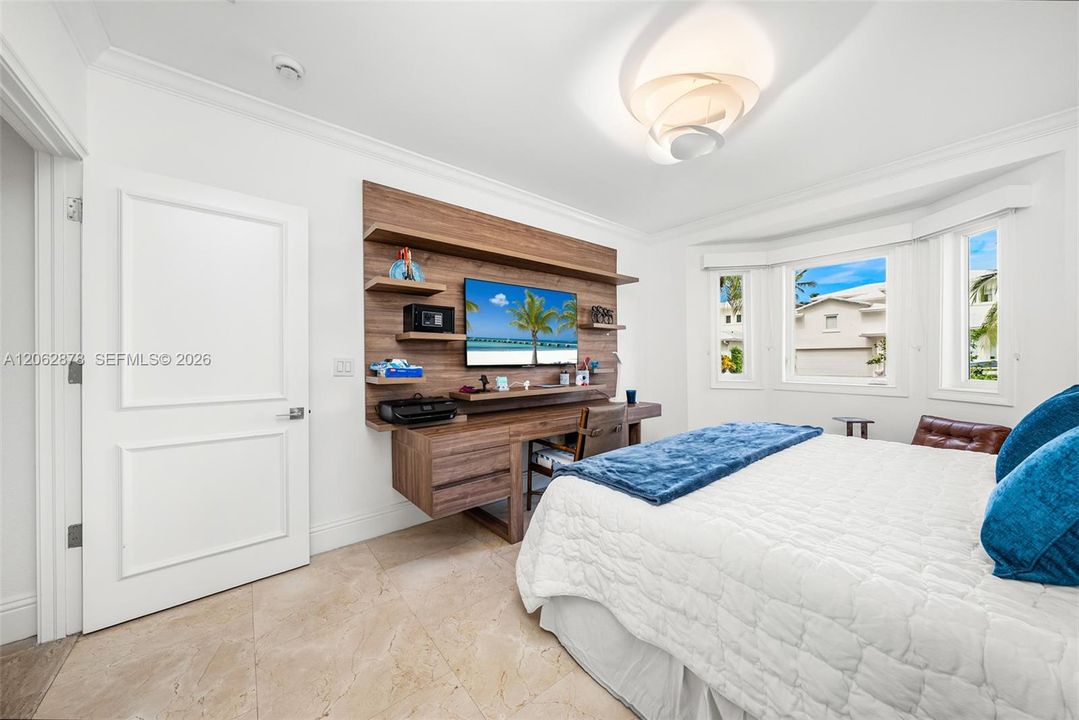 В аренду: $27,000 (6 спален, 6 ванн, 4007 Квадратных фут)