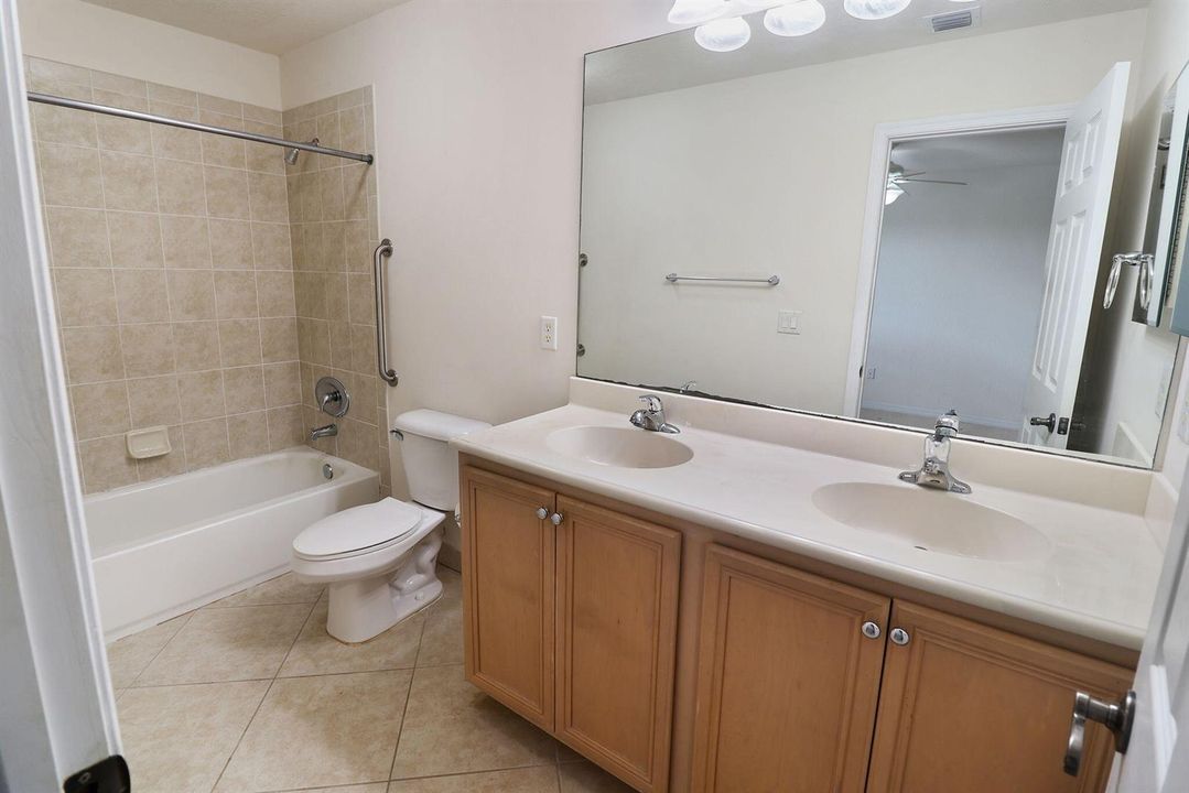 17-web-or-mls-5930_Royal_Way_17