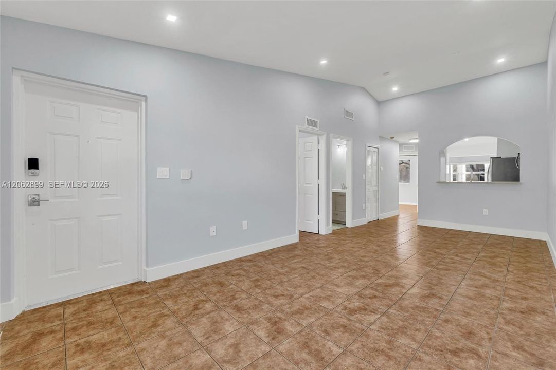 В аренду: $1,800 (2 спален, 2 ванн, 815 Квадратных фут)