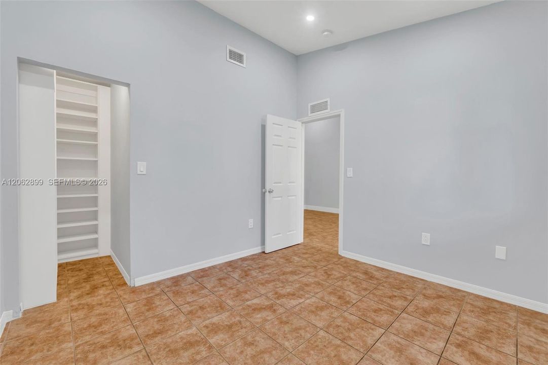 В аренду: $1,800 (2 спален, 2 ванн, 815 Квадратных фут)