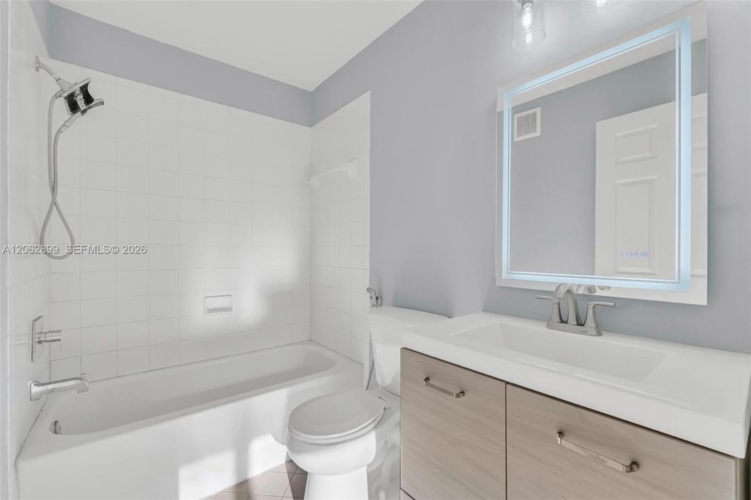 В аренду: $1,800 (2 спален, 2 ванн, 815 Квадратных фут)