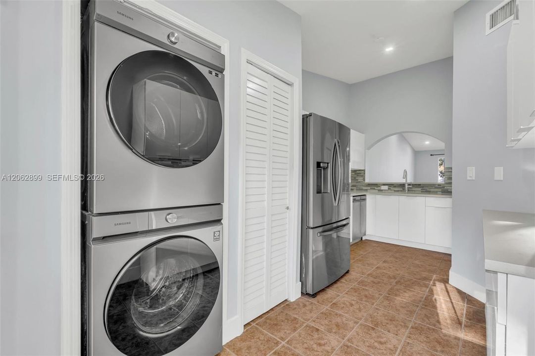 В аренду: $1,800 (2 спален, 2 ванн, 815 Квадратных фут)