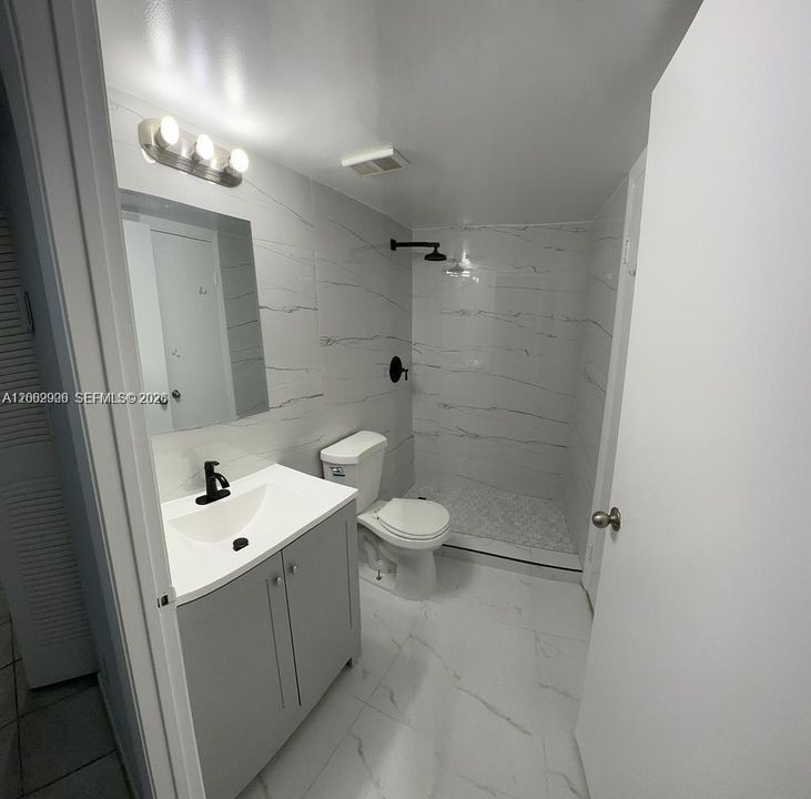 For Sale: $215,000 (1 beds, 1 baths, 813 Square Feet)